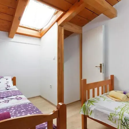 Apartment Ana - Central With Garden Split