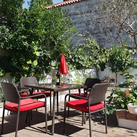 Ana - Central With Garden Apartment
