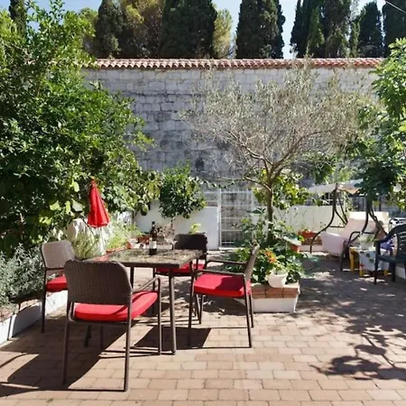 Ana - Central With Garden Apartment *